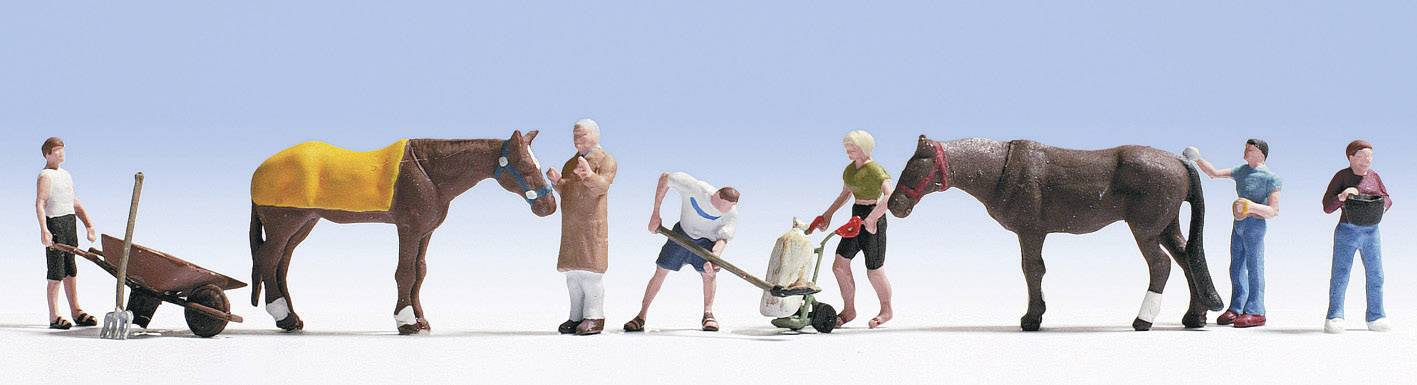 Un ensemble de figurines miniatures, comprenant des humains, des chevaux et des outils, occupés dans une scène de travail rurale.