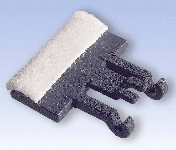 Pièce en plastique noir avec deux crochets courbés et une couche de feutre blanc sur la face supérieure, sur un fond bleu.