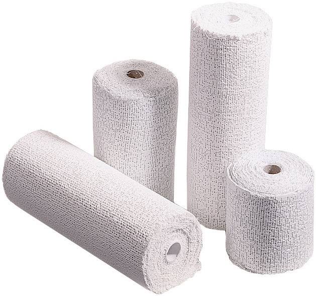 Quatre rouleaux de bandages blancs de différentes tailles sur un fond clair.