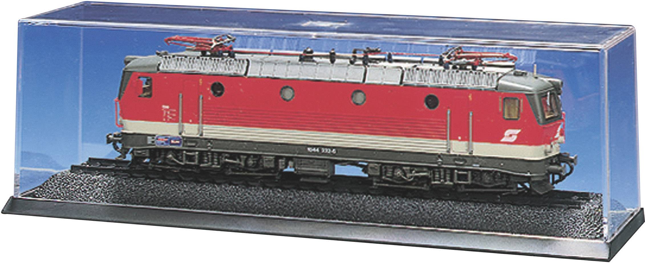 Un modèle rouge d'une locomotive électrique, protégé dans un boîtier en plastique transparent, visible sur un socle noir.