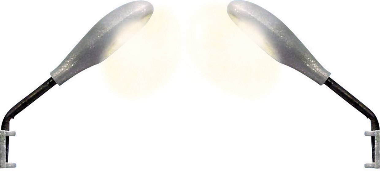 Deux lampes grises à bras courbé éclairent d'une lumière chaleureuse.