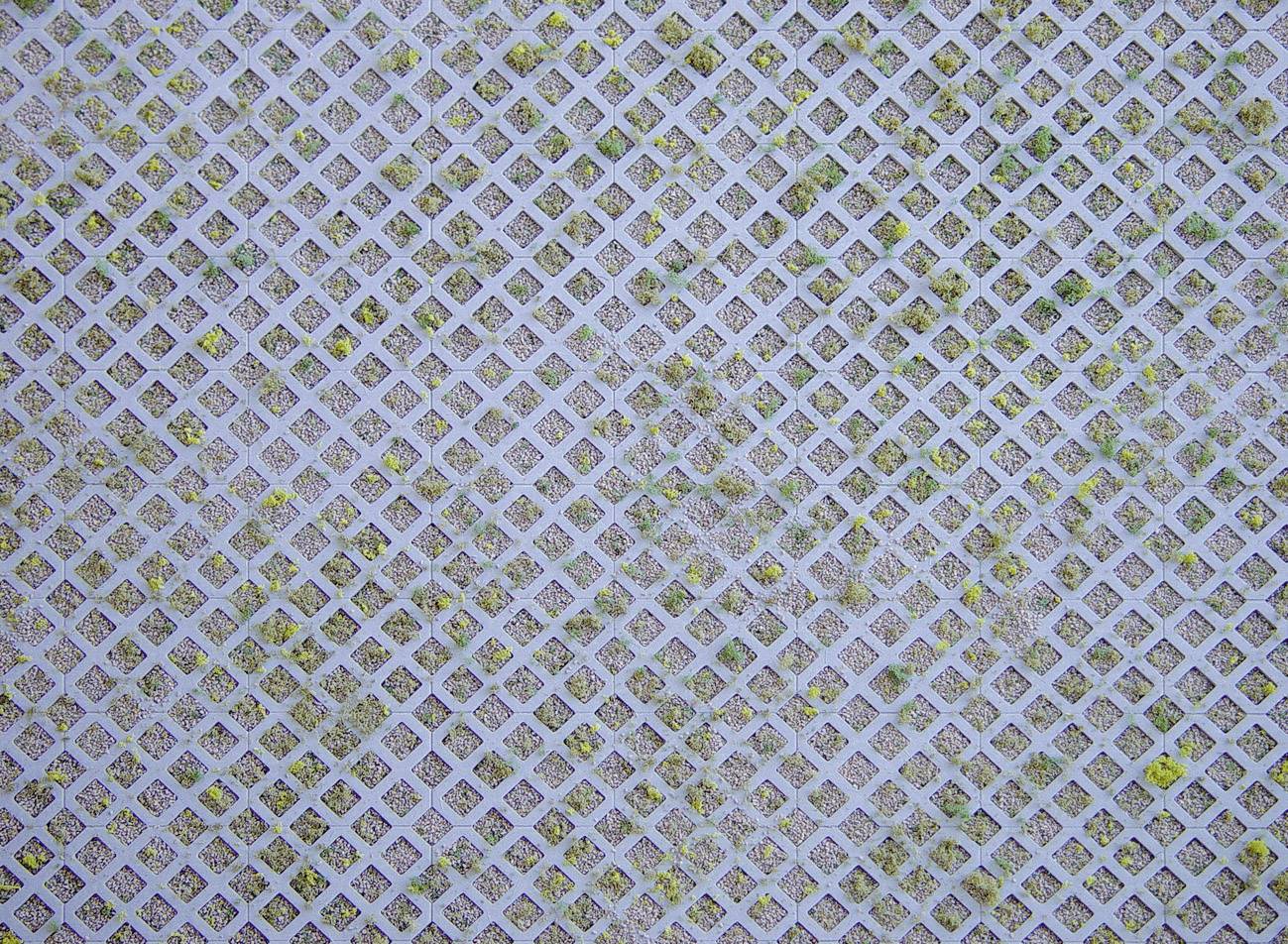 Planche de décoration mur en pierre recouvert d'un grillage.