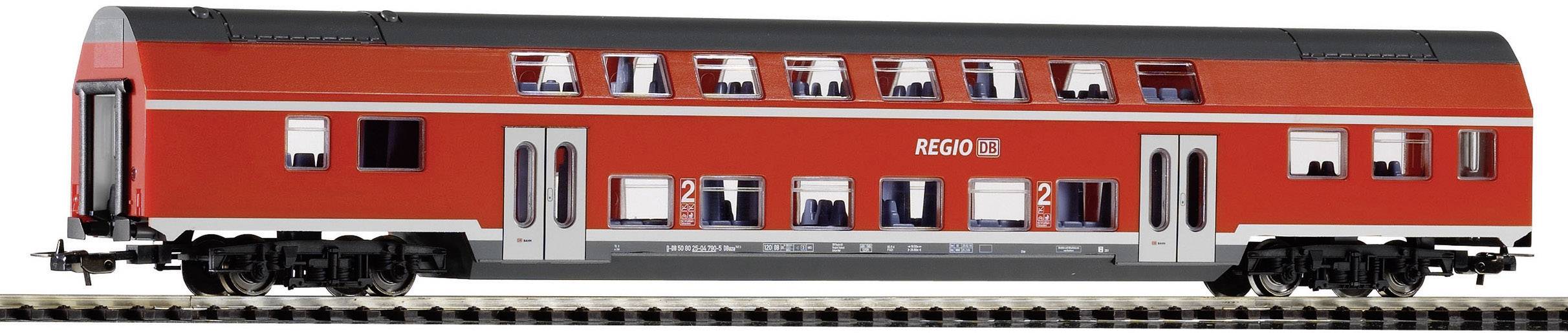 Un train régional rouge à double étage circulant sur des rails. Le train a de grandes fenêtres et est marqué 'REGIO DB'.