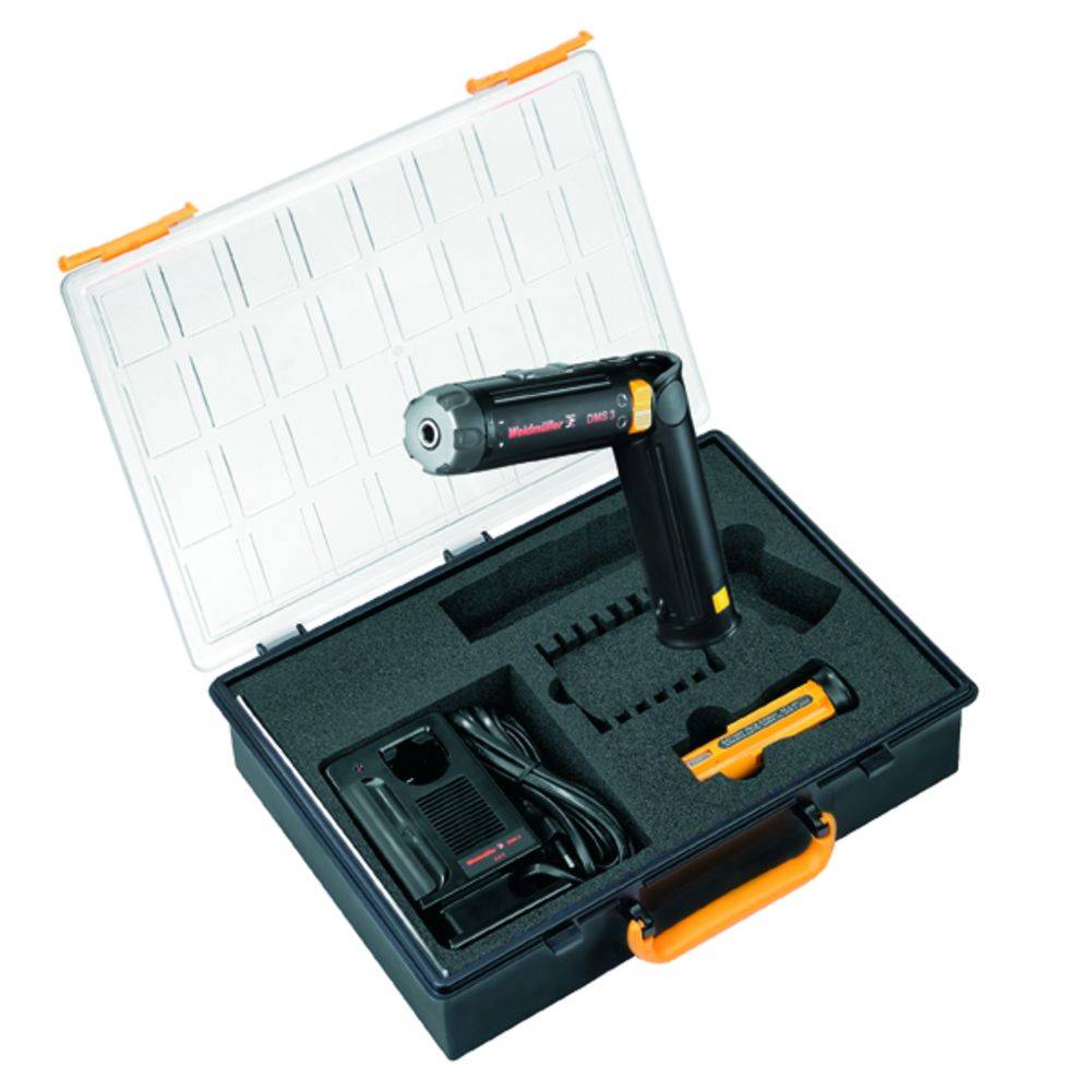 Un tournevis électrique dans un coffret noir avec chargeur et accessoires. Idéal pour les projets de bricolage.