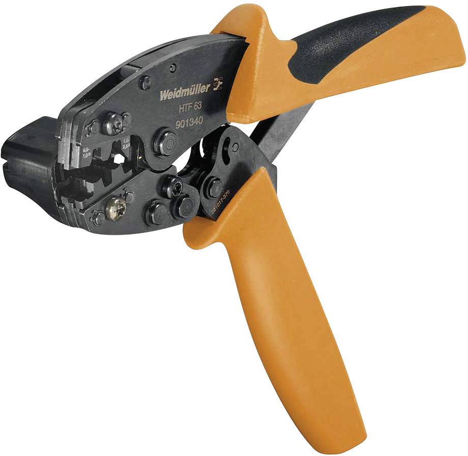 Une pince à sertir orange avec des poignées noires sur fond blanc, utilisée pour connecter des câbles à des connecteurs.