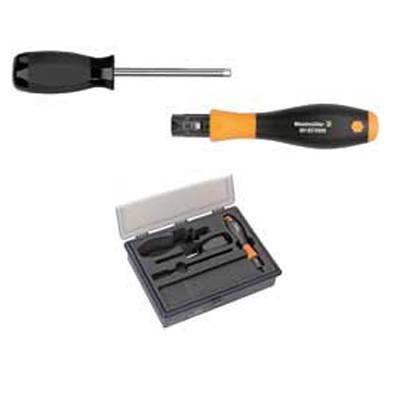 Ensemble de tournevis et une boîte à outils avec différents embouts. Les couleurs principales sont le noir et l'orange.