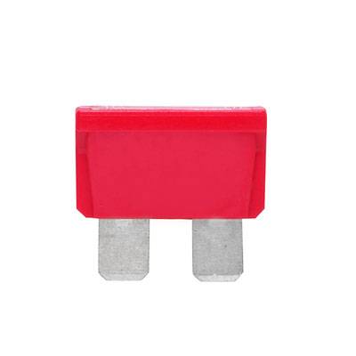 Un fusible plat rouge avec deux contacts métalliques, tel qu'utilisé dans les boîtes à fusibles des véhicules.