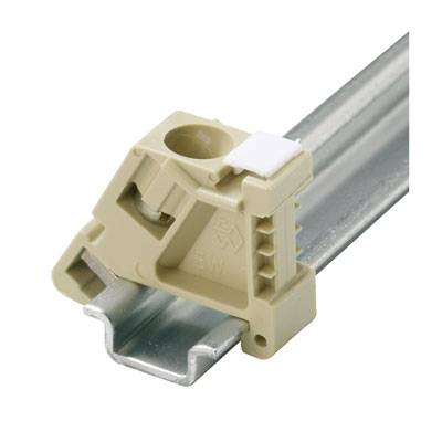Un embout de finition en plastique et métal, de couleur beige-gris, est montré fixé sur un rail DIN métallique.