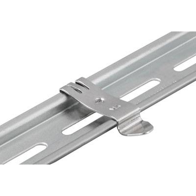 Rail métallique avec support monté, servant à la fixation d'objets. Le rail possède des fentes permettant une fixation flexible.