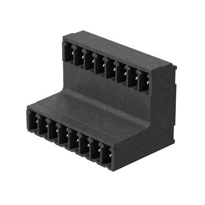 Un connecteur en plastique noir en forme de L avec deux rangées parallèles de huit ouvertures de contact chacune.