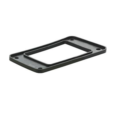 Joint d'étanchéité rectangulaire en plastique noir avec quatre trous de fixation ronds aux coins. Utilisé à des fins de montage.