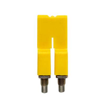 Adaptateur de connexion jaune bipolaire avec deux filetages à vis, utilisé pour les connexions électriques ou les tests dans les circuits.