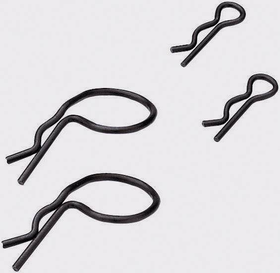 Quatre goupilles de différentes tailles sur un fond gris. Elles sont fréquemment utilisées pour fixer ou assembler des pièces.