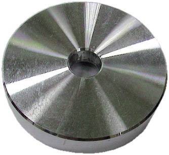 Disque métallique à surface brillante et réfléchissante, percé d'un trou en son centre.