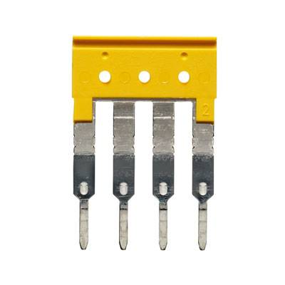 Quatre bornes de pontage plates avec un boîtier isolant jaune sur le dessus. Utilisées pour connecter des circuits électriques.