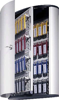 Armoire à clés avec plusieurs rangées de porte-clés colorés suspendus méthodiquement à des crochets. La porte est partiellement ouverte, révélant sa vue intérieure.