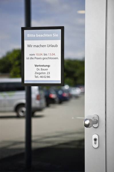 Un panneau sur une porte informe : « Nous serons en congés du 10.04 au 13.04, cabinet fermé. Médecin de garde : Dr Bauer, rue Ziegelstr. 23, Tél : 460286 ».