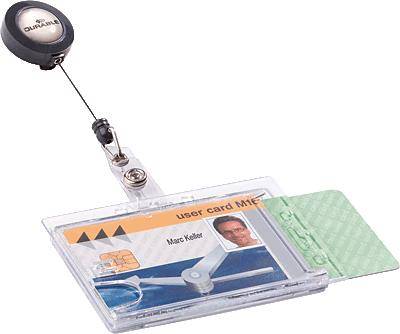 Étui en plastique transparent contenant une carte d'identité au nom de 'Marc Keller', avec photo et clip amovible. Comprend une carte magnétique au verso.