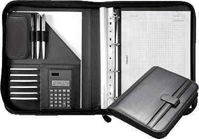 Un classeur ouvert noir avec des pochettes, une calculatrice, des stylos et un bloc-notes, idéal pour les réunions d'affaires.