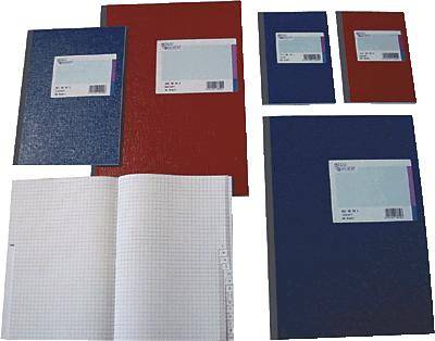 Six cahiers de différentes tailles et couleurs, certains ouverts et d'autres fermés, avec des grilles sur les pages ouvertes.
