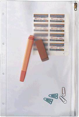 Pochette transparente en plastique avec fermeture éclair, contenant un marqueur rouge et un marqueur orange, des trombones et de petites étiquettes.