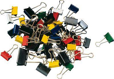 Une pile de trombones colorés de différentes tailles sur un fond blanc.