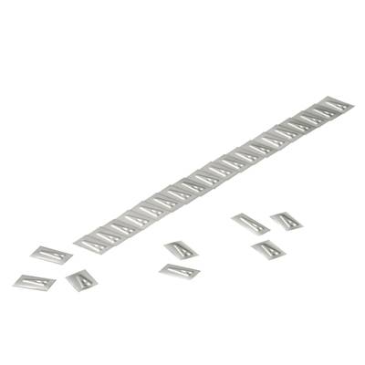 Barre métallique avec des supports en forme de L fixés à intervalles réguliers le long de la barre. Supports individuels adjacents.