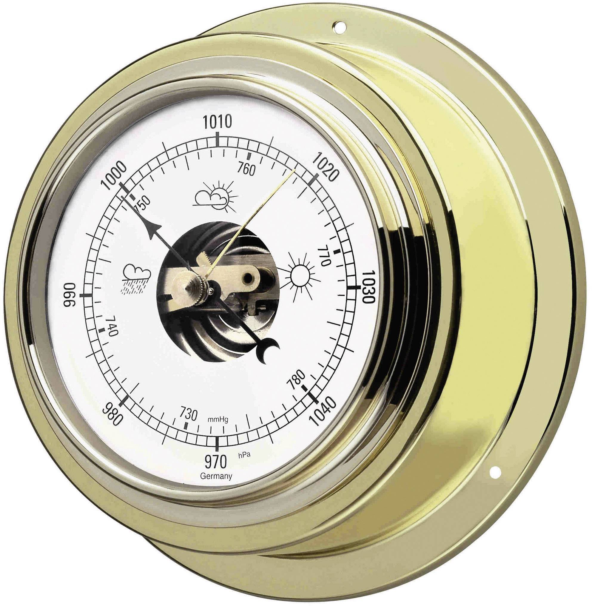 Baromètre dans un boîtier en laiton indiquant la pression atmosphérique sur une échelle de 960 à 1060 mbar ; un pointeur noir marque la valeur actuelle autour de 975 mbar.