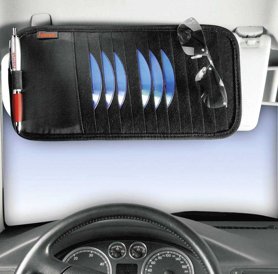 Une voiture avec la boîte à gants ouverte, contenant des CD et une paire de lunettes. Un porte-stylos est fixé à droite de la boîte à gants.