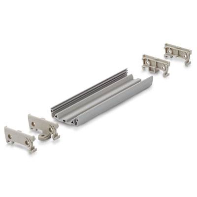 Profil métallique argenté avec cinq attaches en plastique blanc servant de fixation. Adapté pour les installations ou les montages.