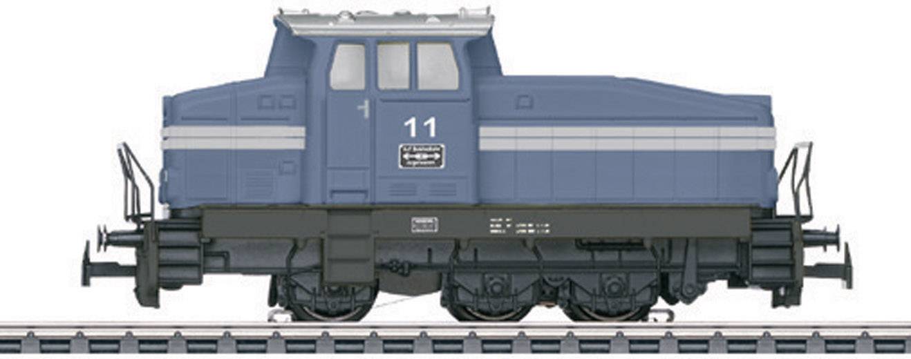 Un train de marchandises bleu vu de profil, circulant sur des rails, avec le numéro 11 sur la locomotive.