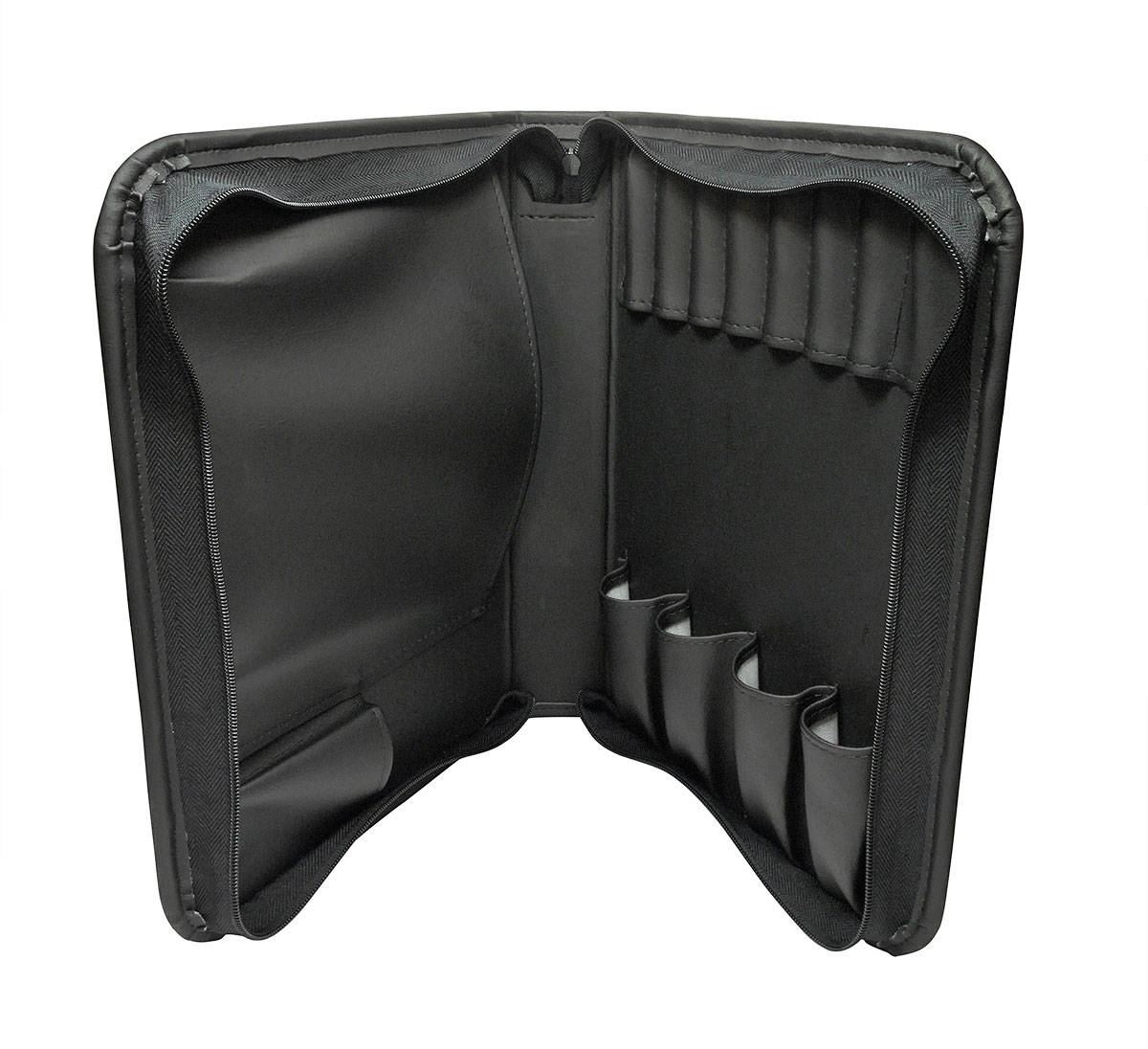 Sac noir ouvert avec plusieurs compartiments et emplacements pour l'organisation ou le rangement de petits objets.