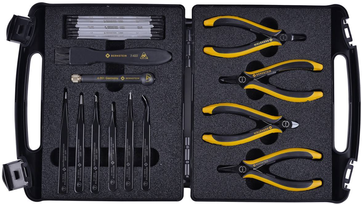 Une trousse à outils contenant six pinces, une pince à épiler et d'autres petits outils. Tous les outils sont organisés dans un insert en mousse.