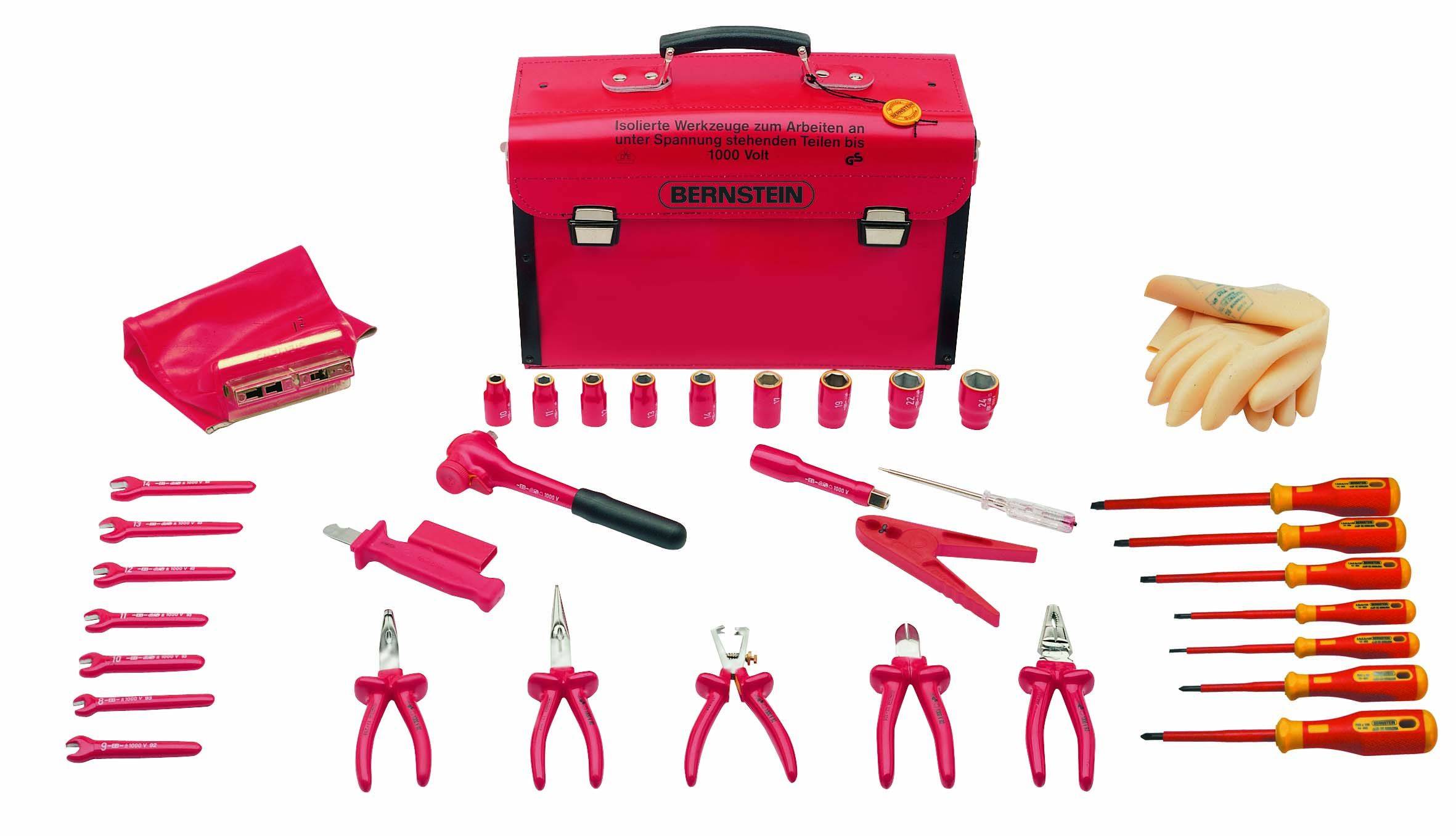 Coffret à outils rose comprenant tournevis, pinces, clés à douille et gants, rangés dans une mallette de transport.