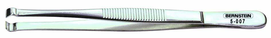 Une pince à épiler en argent portant l'inscription BERNSTEIN 5-007 sur le côté. Elle dispose de surfaces de préhension striées pour une meilleure prise en main.