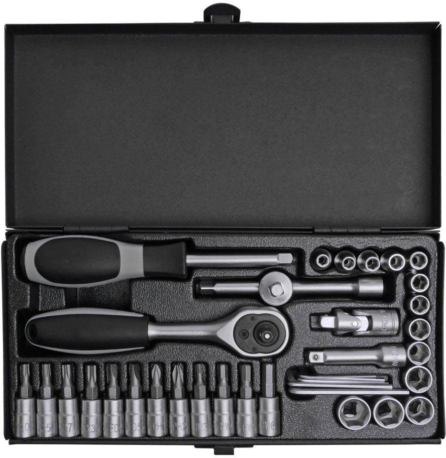 Un coffret à outils ouvert comprenant une clé à cliquet, des tournevis, des clés à douille et des embouts. Idéal pour des réparations polyvalentes.