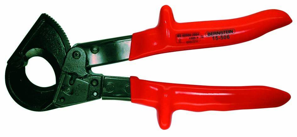 Un coupe-câble rouge avec des lames tranchantes et des poignées ergonomiques, adapté pour couper des câbles épais et isolés.