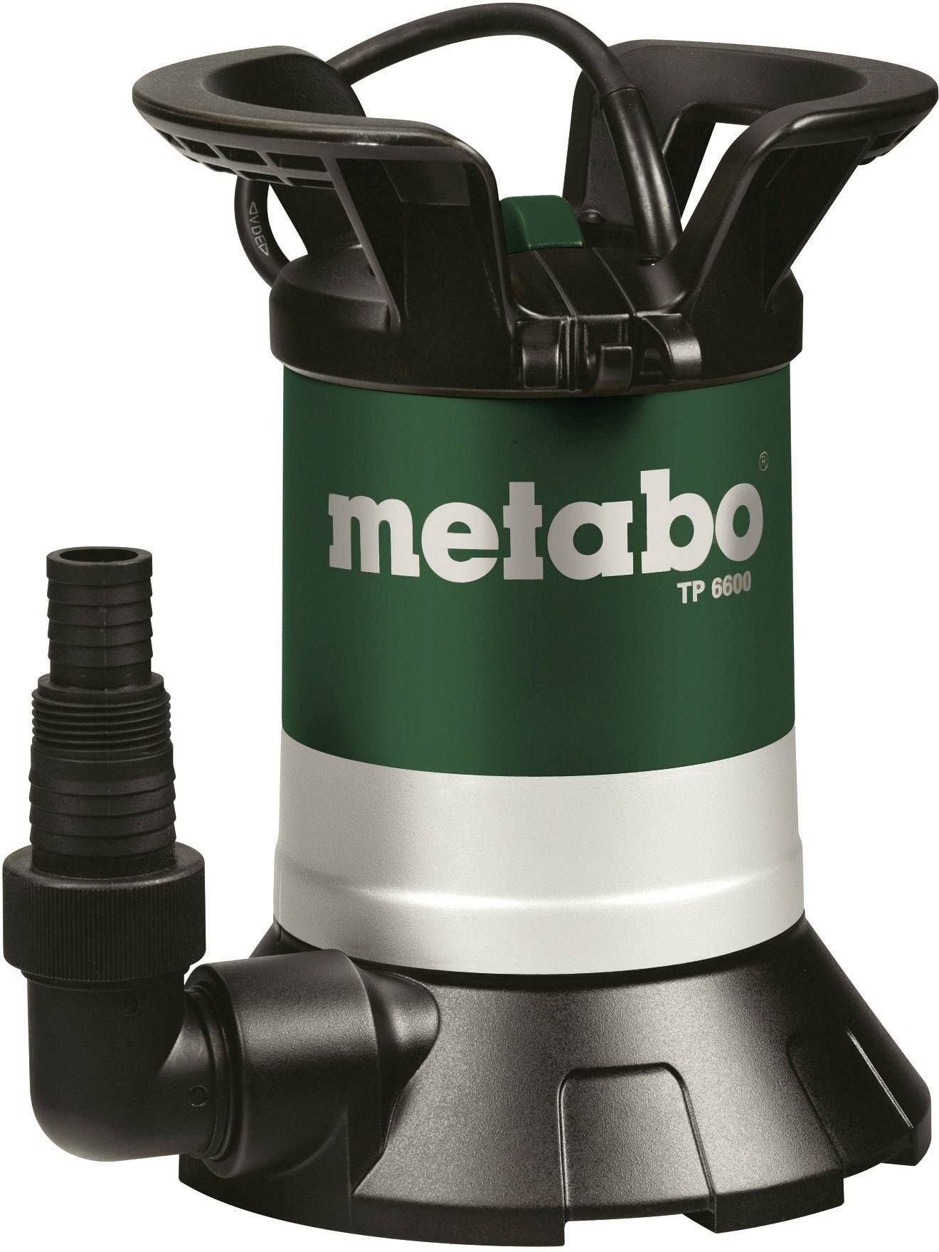 Une pompe de puisard verte et noire de la marque Metabo, modèle TP 6600, est droite. Elle possède une sortie noire sur le côté.