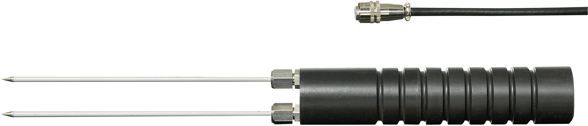 Une sonde d'humidité noire, nervurée, avec deux longues broches métalliques et un câble avec fiche. Utilisée pour mesurer l'humidité du sol.