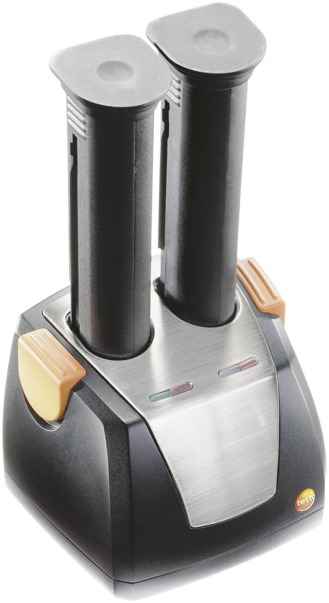 Un chargeur avec deux batteries noires verticales et des boutons orange sur les côtés.