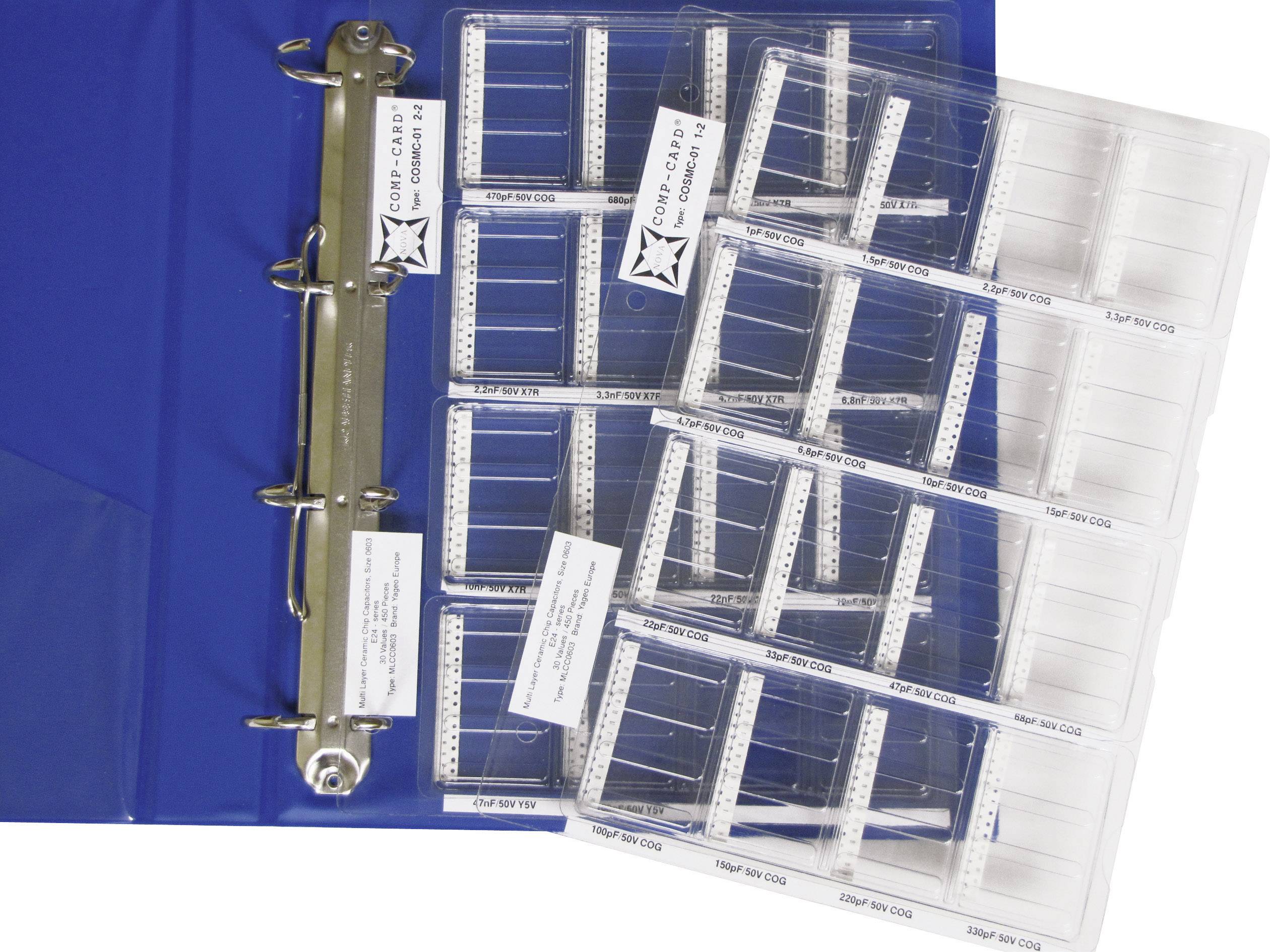 Classeur bleu avec pochettes transparentes pour diapositives 24x36, certaines pochettes sont remplies. Utilisé pour le rangement et la consultation de films.