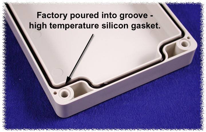 Boîtier en plastique avec rainure dans laquelle un joint en silicone résistant aux hautes températures a été coulé. Une flèche pointe vers le joint.