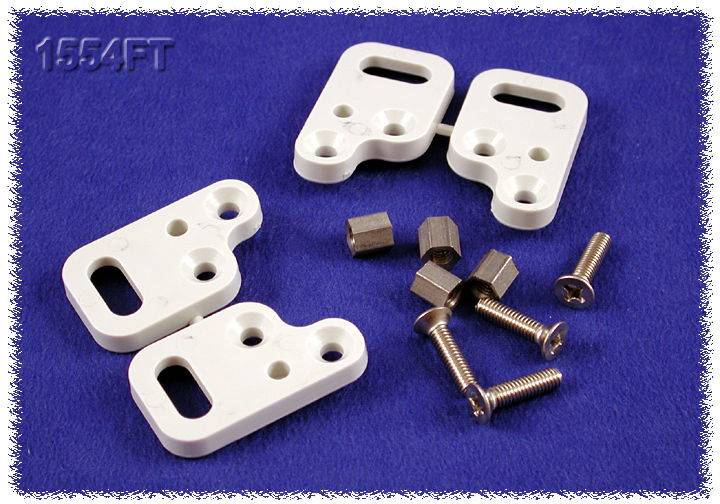 Quatre supports en plastique blanc avec trois trous chacun, à côté de quatre écrous et vis hexagonaux, sur une surface bleue.