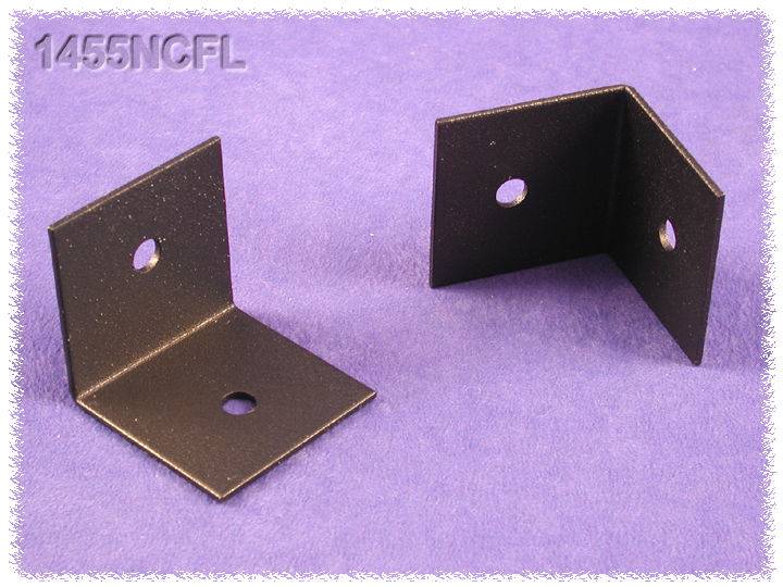 Deux équerres métalliques noires, chacune avec deux trous de perçage, reposent sur une surface violette. Texte '1455NCFL' en haut à gauche.
