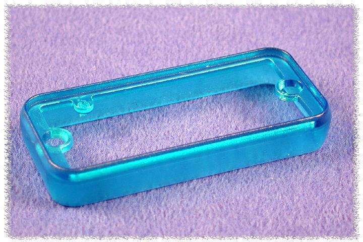 Cadre rectangulaire en plastique transparent bleu avec deux trous de vis sur un fond lilas.
