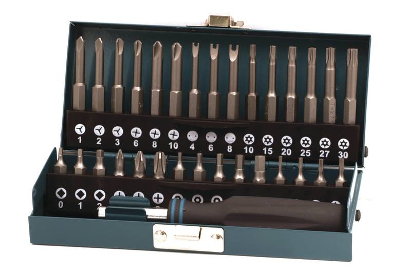 Une boîte à outils ouverte contenant différents embouts de tournevis et une poignée, numérotés de 0 à 30.