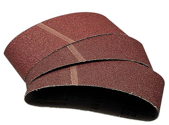 Une bande de papier de verre rouge, légèrement courbée, est présentée. Elle a une texture rugueuse et est destinée aux machines de ponçage.