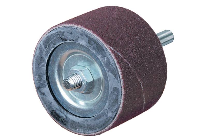 Rouleau de meulage avec noyau métallique et surface abrasive grossière de couleur rouge-brun, prêt pour le traitement ou le ponçage de matériaux.