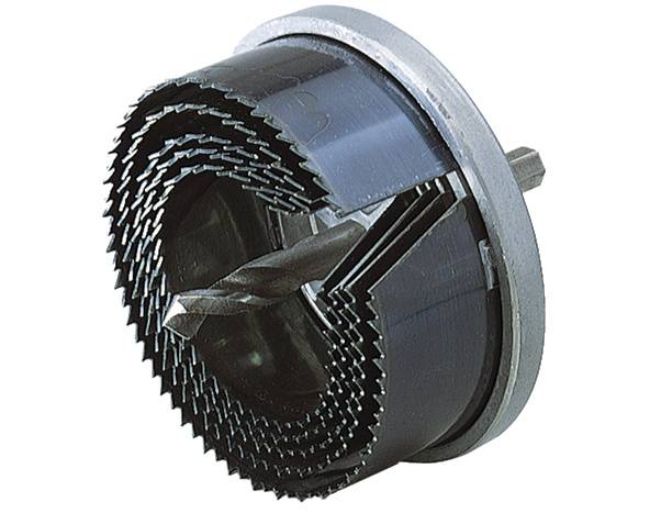 Scie-cloche métallique à plusieurs lames circulaires interchangeables, disposées de manière concentrique, permettant de percer des trous de différents diamètres.