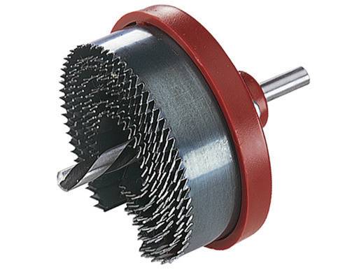 Scie cloche métallique avec boîtier rouge et plusieurs lames de scie. Adaptée pour des perçages précis dans des matériaux durs.